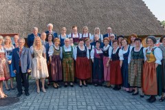 nsd25kla-singverein-illmitz-Gruppenfoto-Scheune-fuer-Video