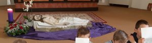 Karsamstag - Kinder beim Heiligen Grab